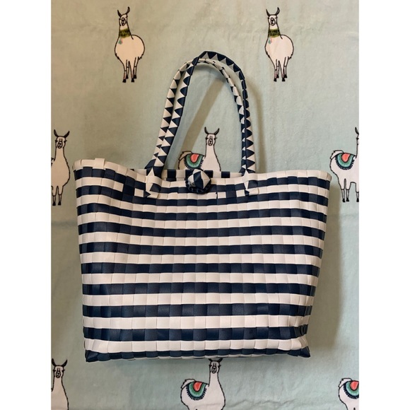 Free with purchase - Super cute blue and white beach or picnic bag - Picture 2 of 9